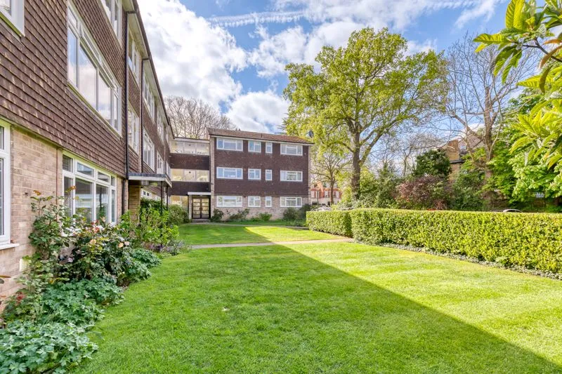 St. Georges Avenue, Weybridge KT13 0DW, photo 11
