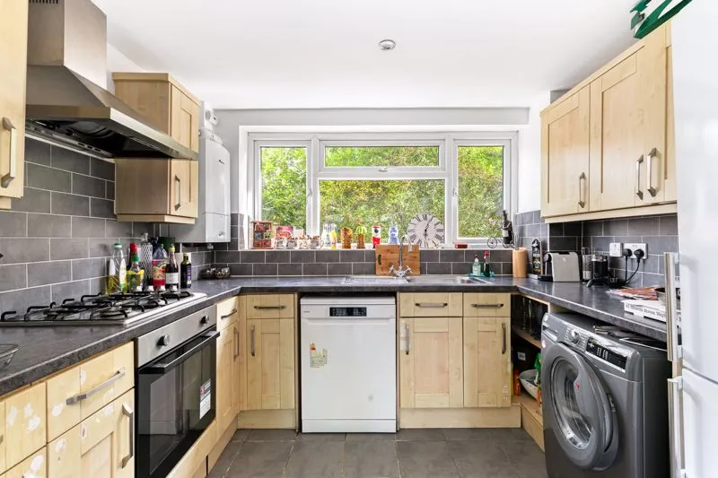 St. Georges Avenue, Weybridge KT13 0DW, photo 3