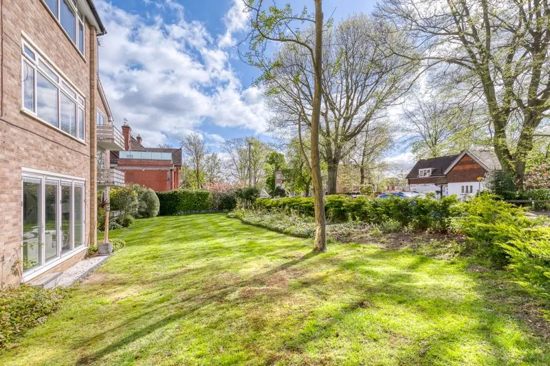 St. Georges Avenue, Weybridge KT13 0DW, photo 12