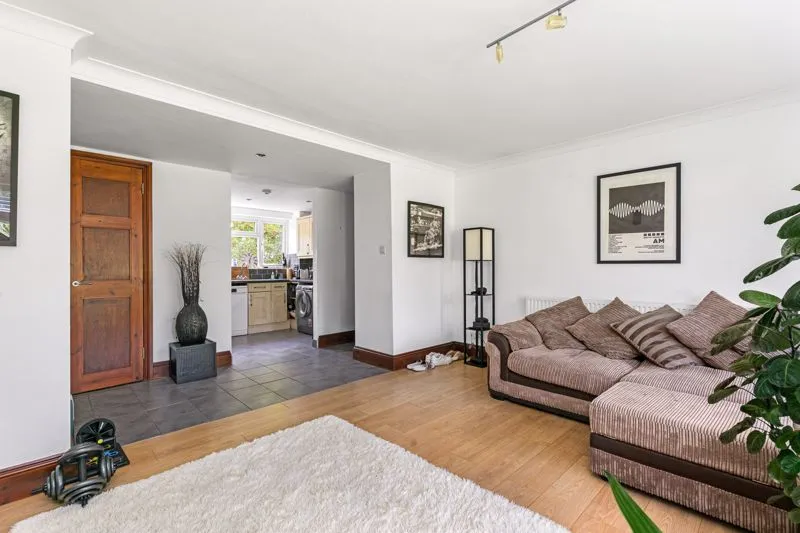 St. Georges Avenue, Weybridge KT13 0DW, photo 4