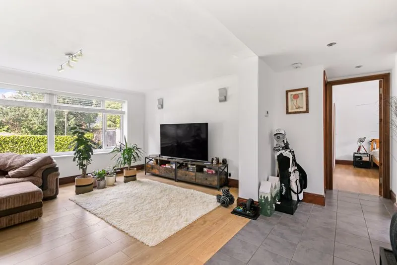 St. Georges Avenue, Weybridge KT13 0DW, photo 2