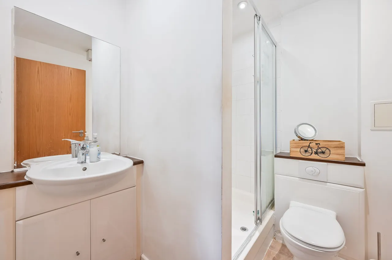 Flat 24, Butterfield House, Berber Parade, London, photo 9