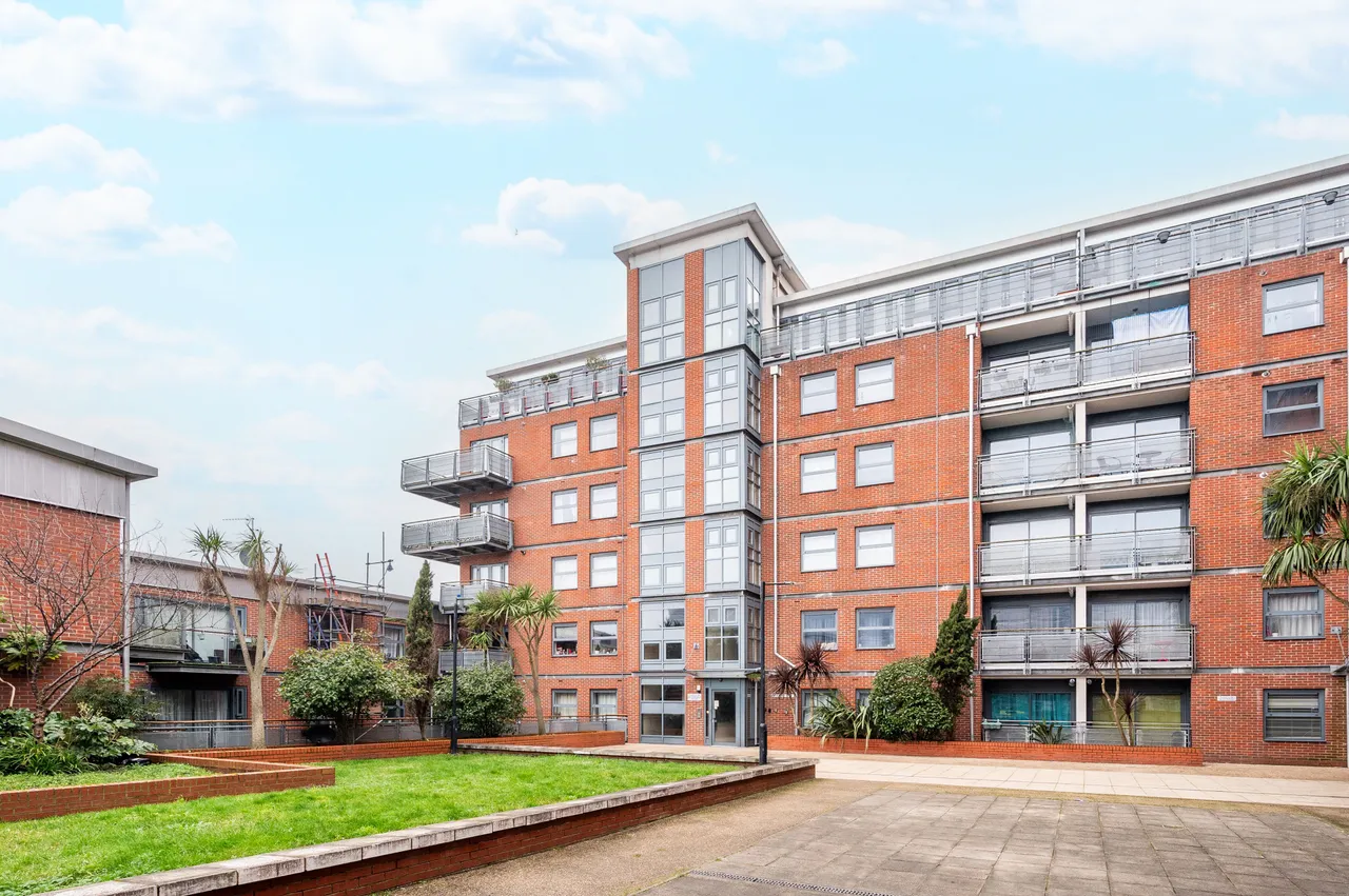 2 bed flat to rent — Flat 24, Butterfield House, Berber Parade, London