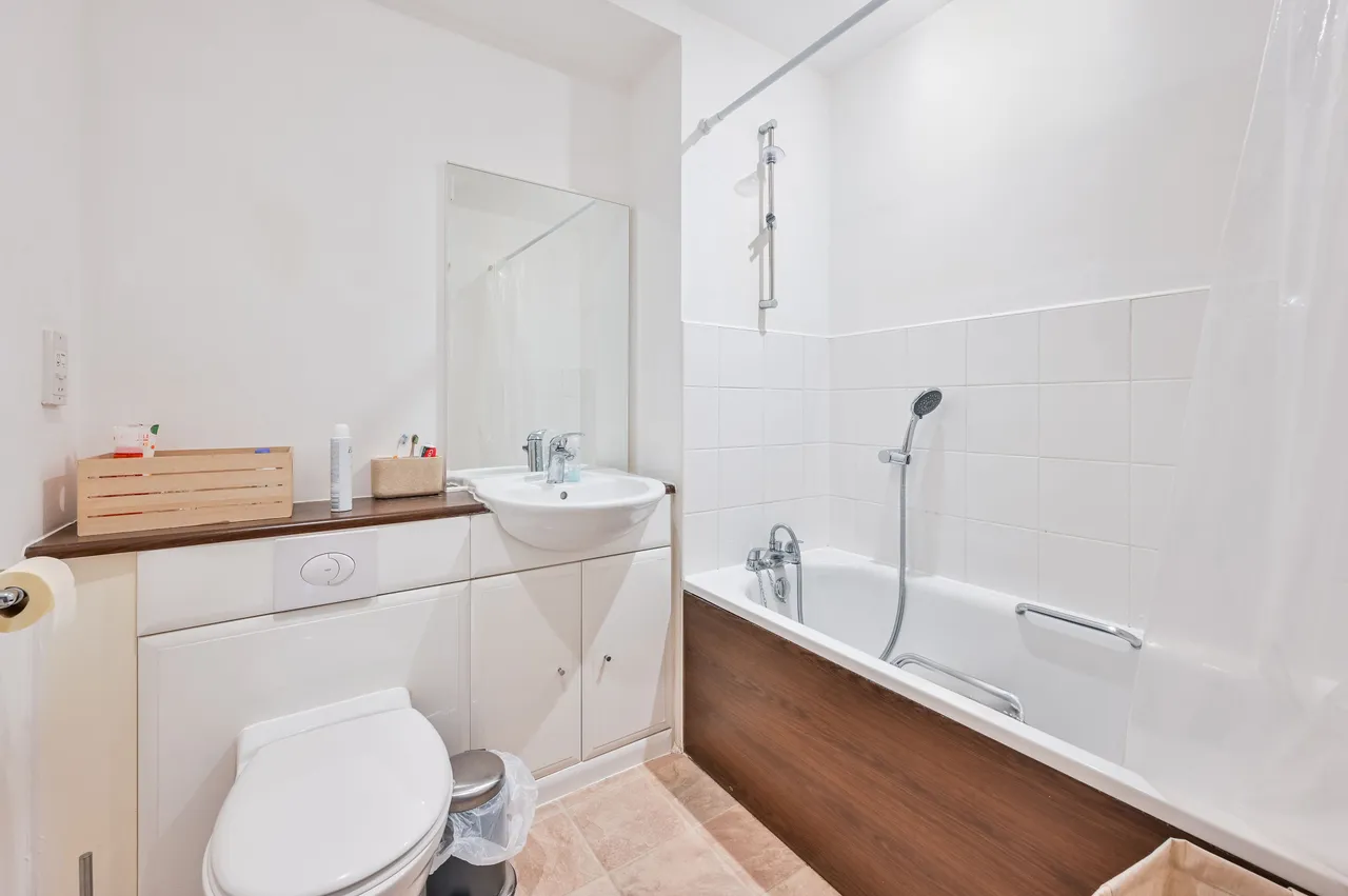 Flat 24, Butterfield House, Berber Parade, London, photo 11