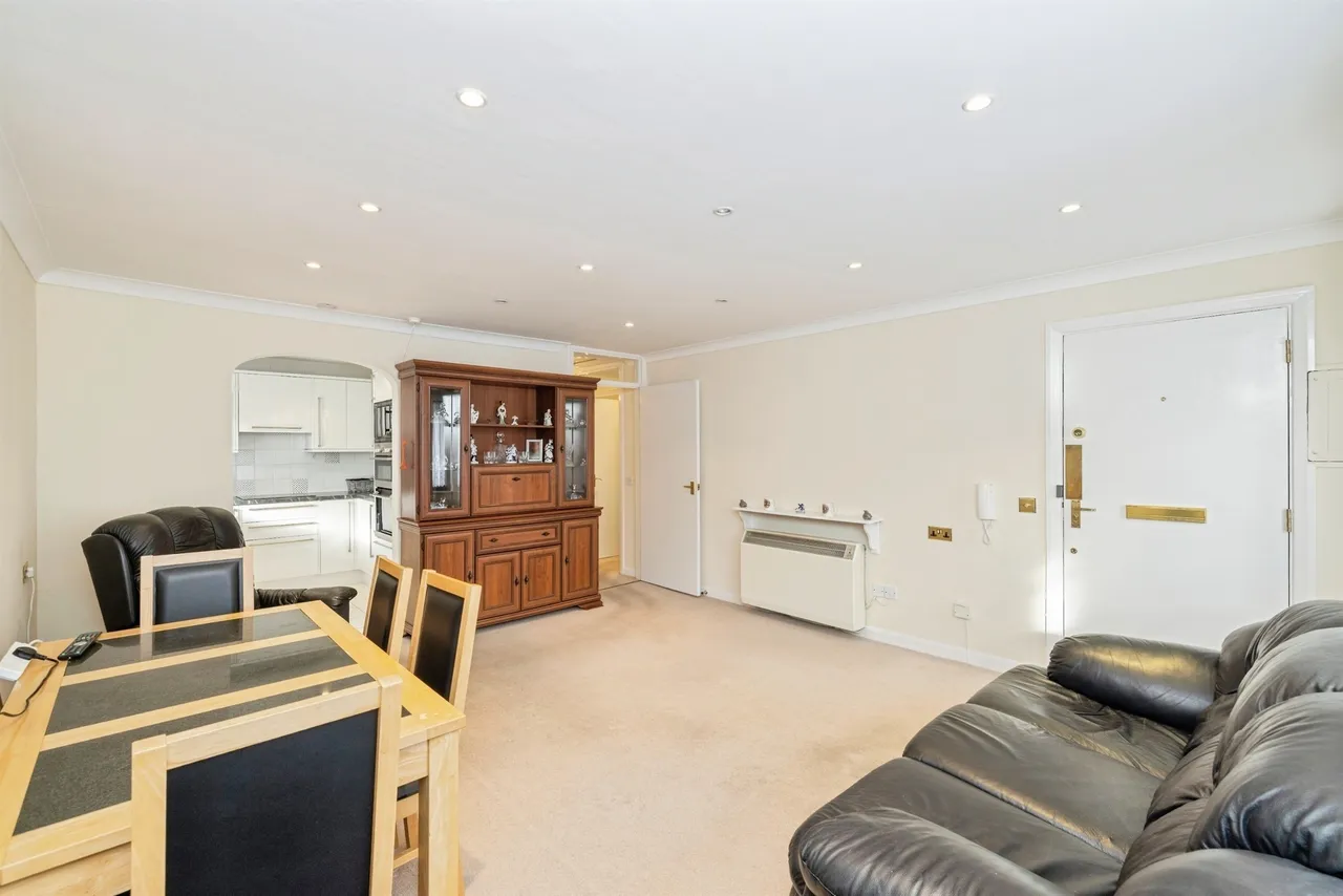 High Street, Bushey, photo 10