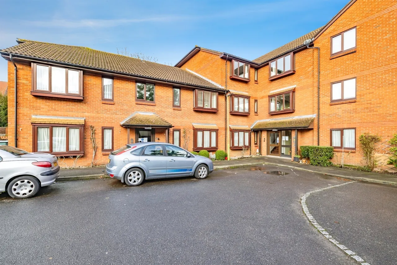 2 bed flat for sale — High Street, Bushey