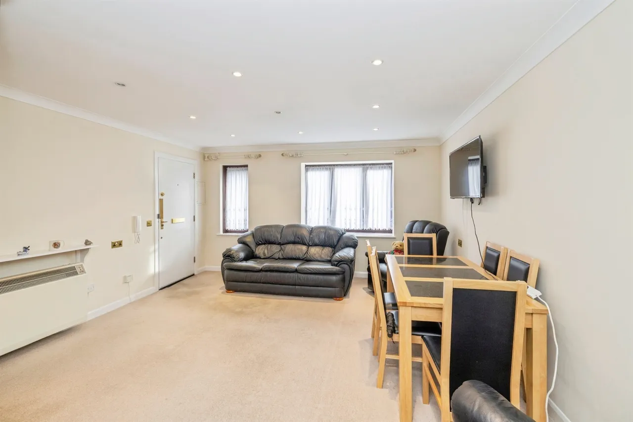 High Street, Bushey, photo 9