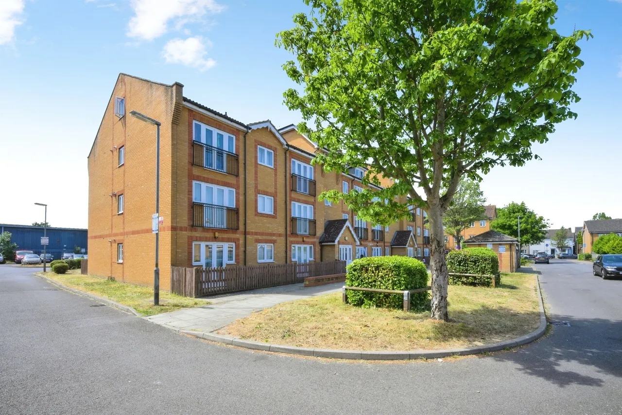 2 bed flat for sale, Foundry Gate, Waltham Cross, EN8