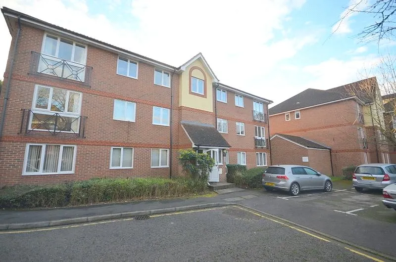2 bed flat to rent, St. Marys Lane, Upminster, RM14