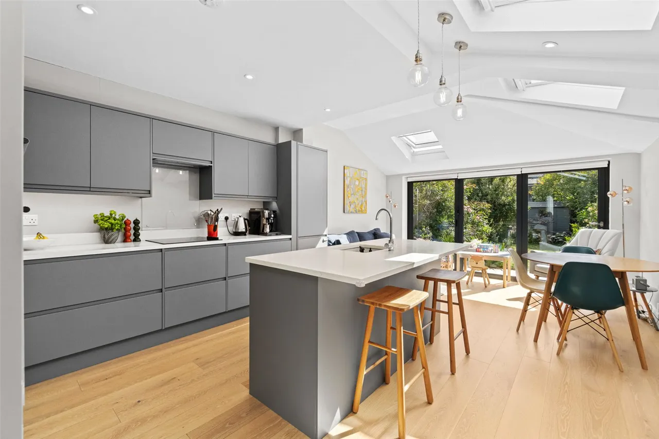 Avenue Road, Hampton, TW12 2BH, photo 2