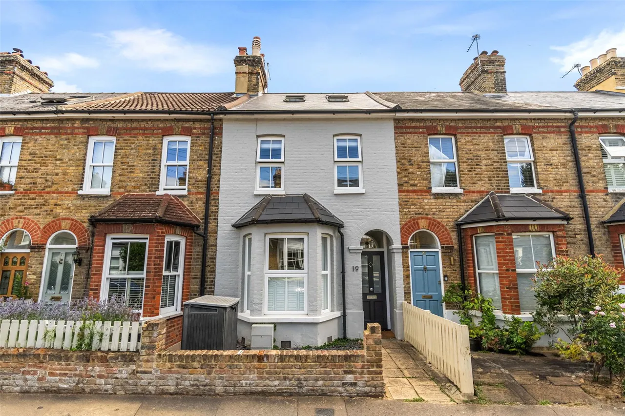 3 bed house for sale — Avenue Road, Hampton, TW12 2BH