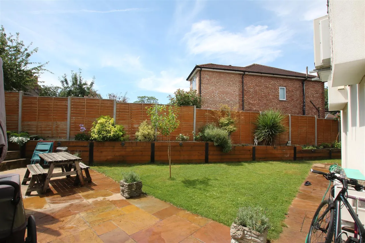 Poplar Avenue, Leatherhead, KT22, photo 17