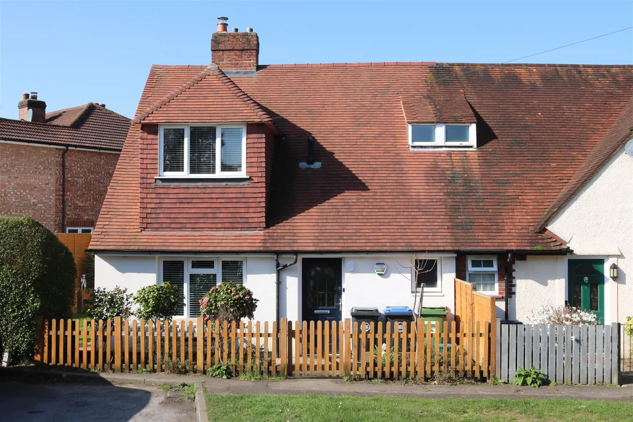 3 bed house for sale, Poplar Avenue, Leatherhead, KT22