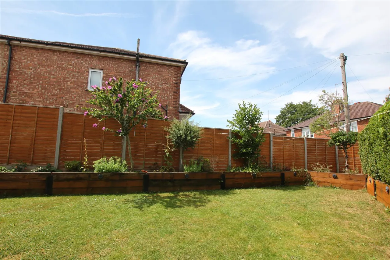 Poplar Avenue, Leatherhead, KT22, photo 16
