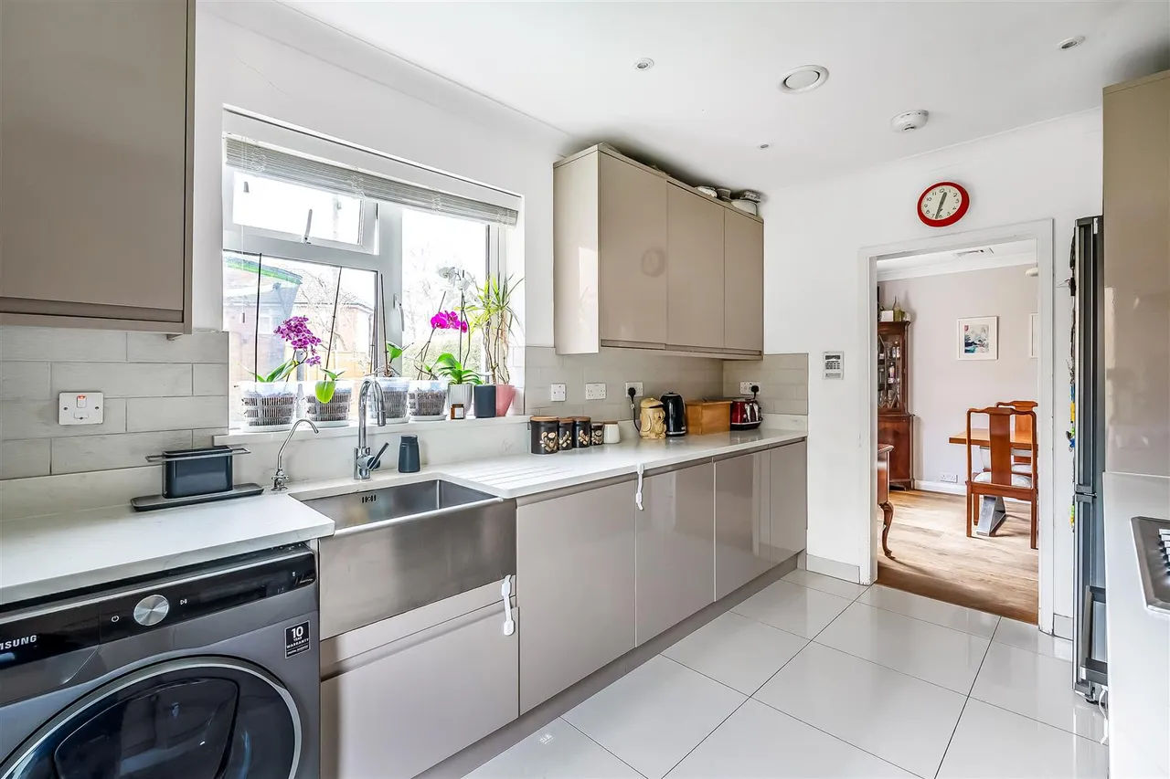 Poplar Avenue, Leatherhead, KT22, photo 13