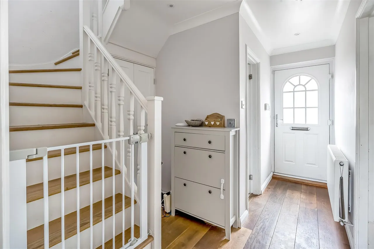 Poplar Avenue, Leatherhead, KT22, photo 14