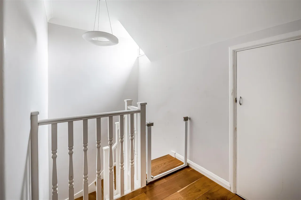 Poplar Avenue, Leatherhead, KT22, photo 11