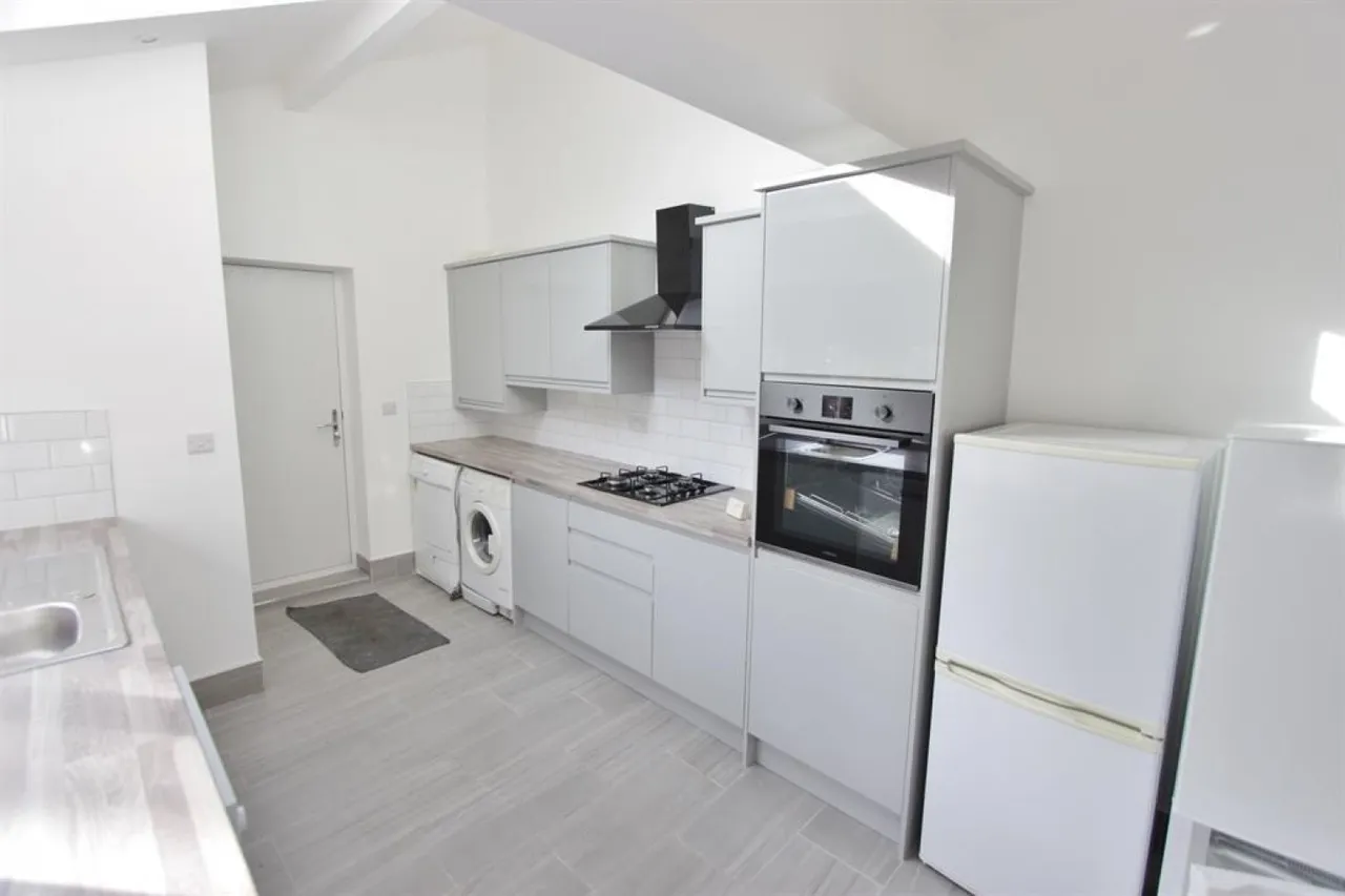 6 bed house to rent, Thompson Road, Sheffield, S11