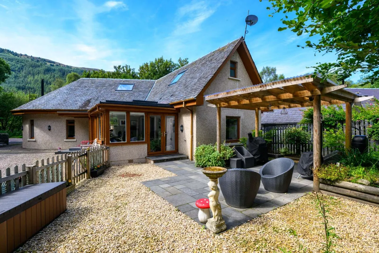 4 bed house for sale — Burnside, Strathyre, Callander, Stirlingshire, FK18 8NA