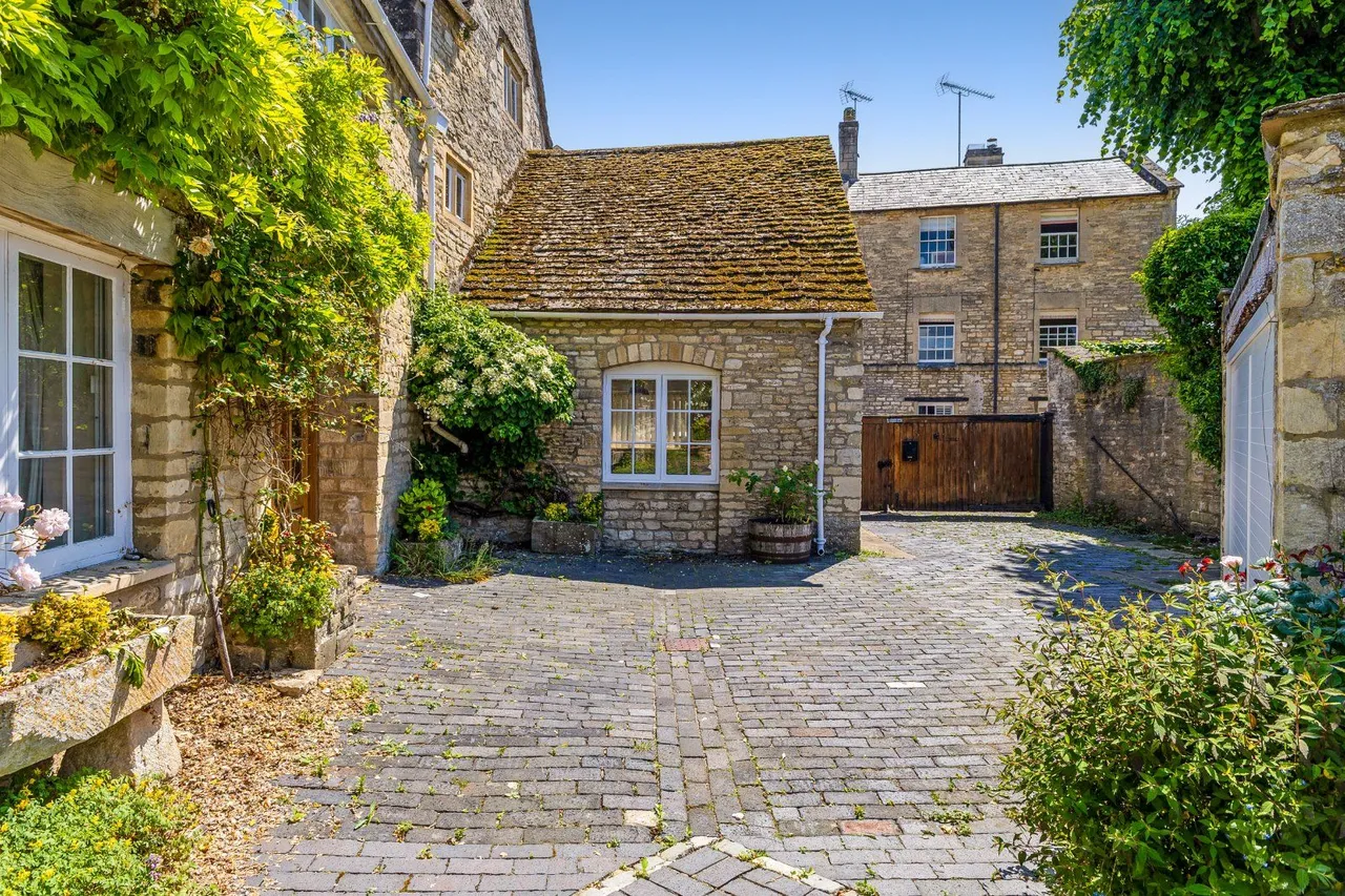 Coxwell Street, Cirencester, Gloucestershire, GL7 2BH, photo 6