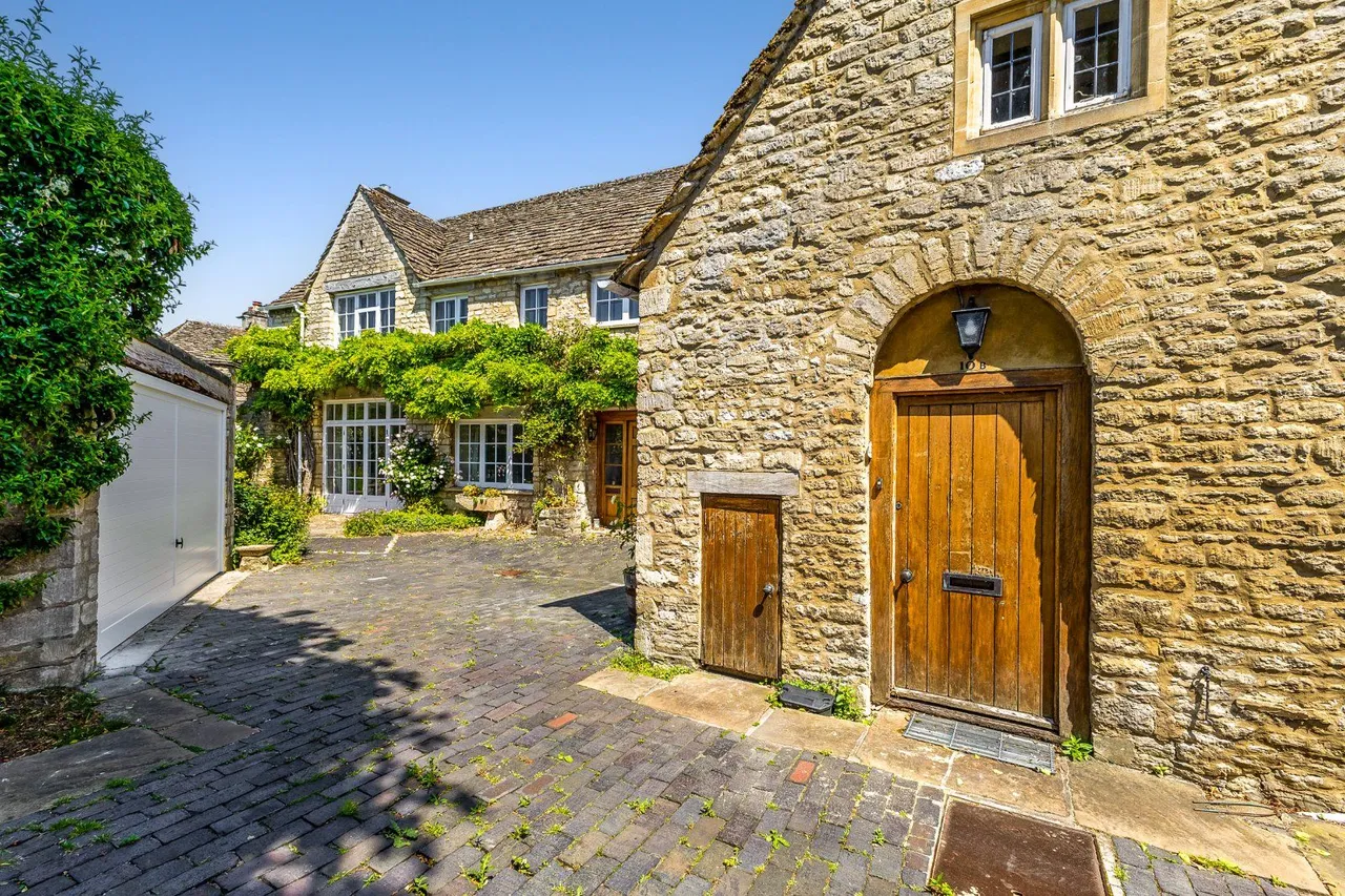 Coxwell Street, Cirencester, Gloucestershire, GL7 2BH, photo 4