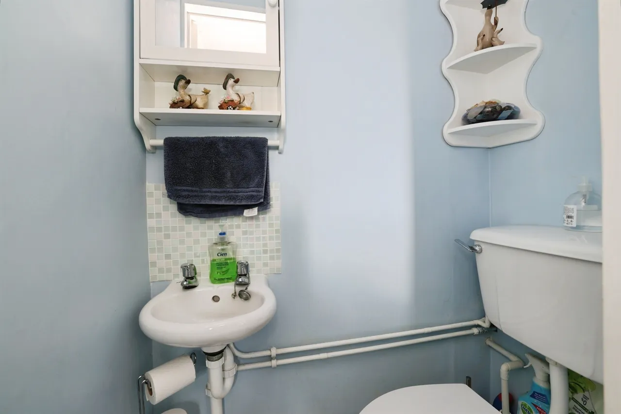 St. Matthews Close, Rowde, SN10, photo 10
