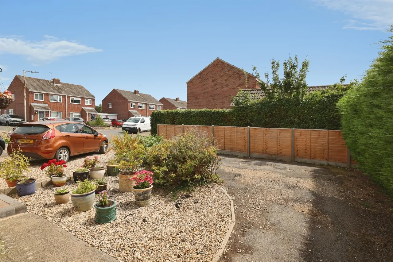 St. Matthews Close, Rowde, SN10, photo 2