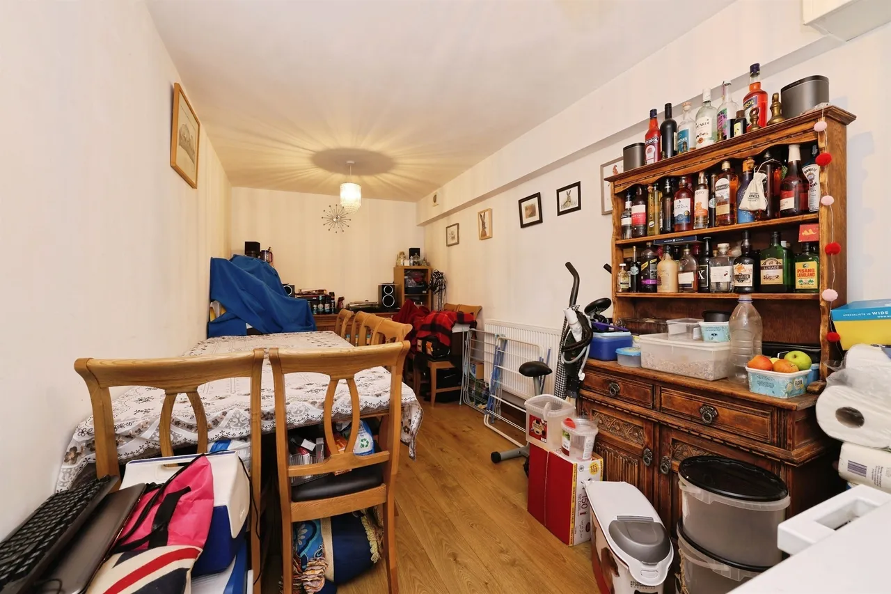 St. Matthews Close, Rowde, SN10, photo 11