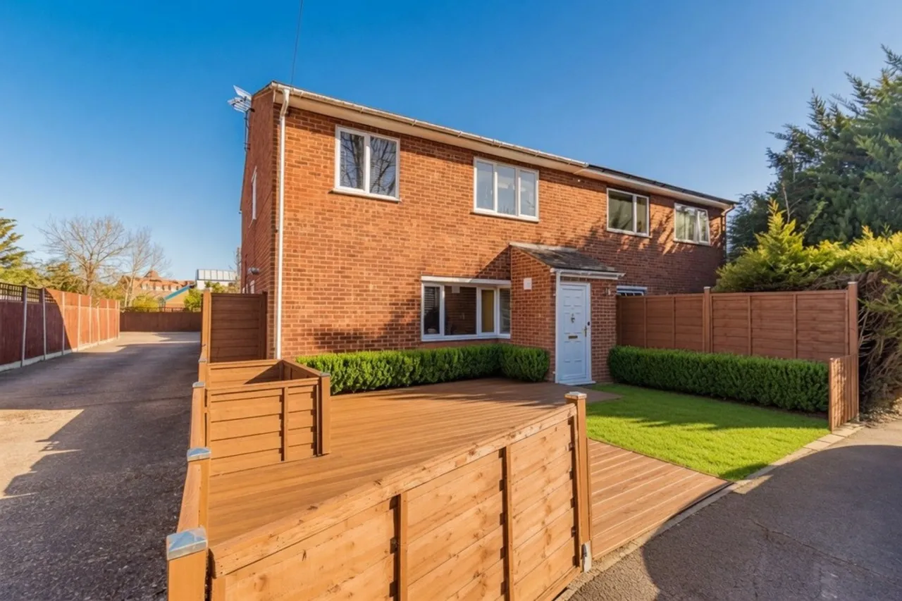 4 bed property to rent, Staines-upon-Thames