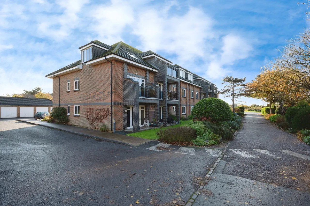 1 bed flat for sale, Sea Front, Hayling Island, PO11