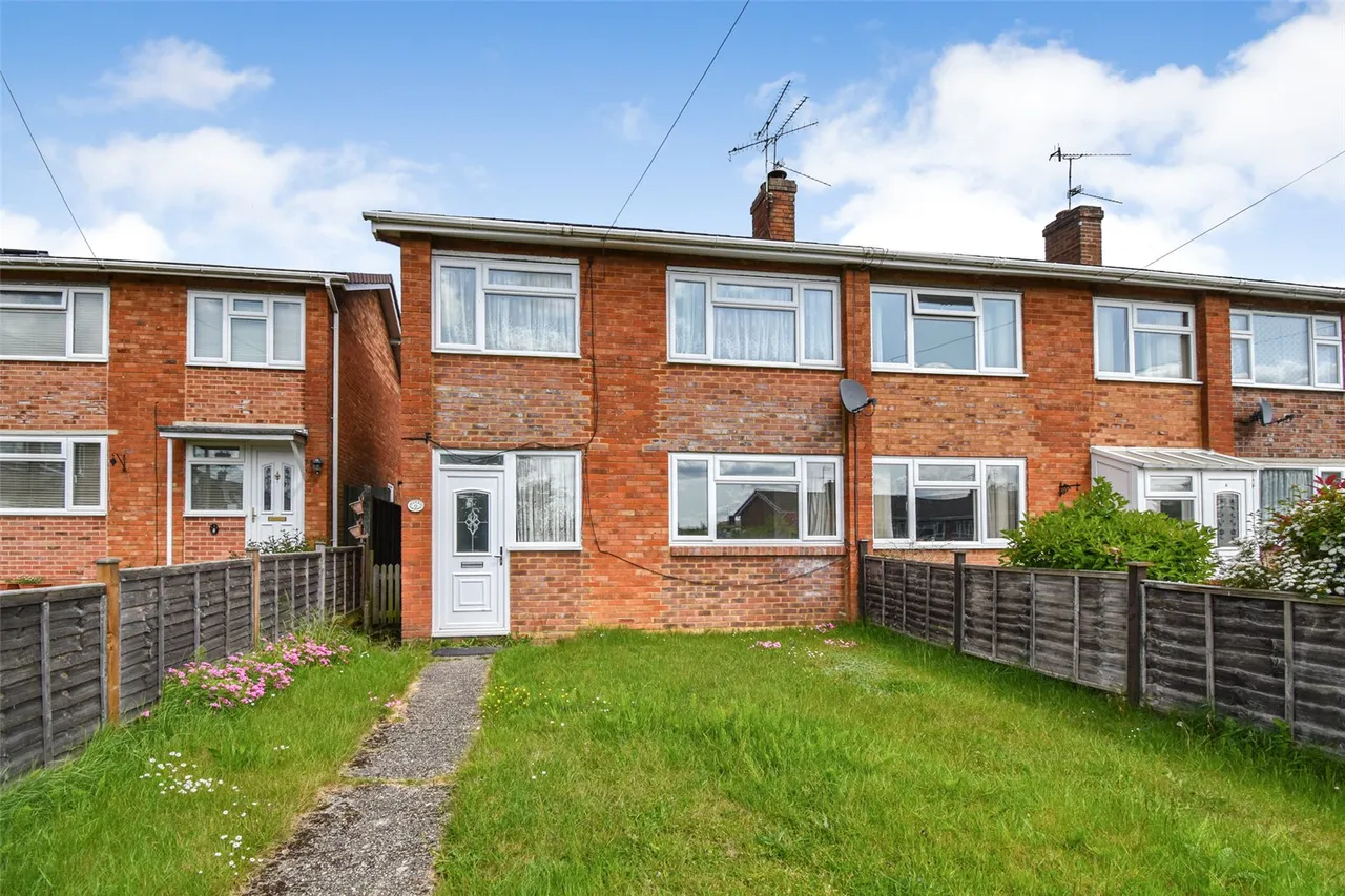 3 bed house for sale — Legge Crescent, Aldershot, Hampshire, GU11 3NU