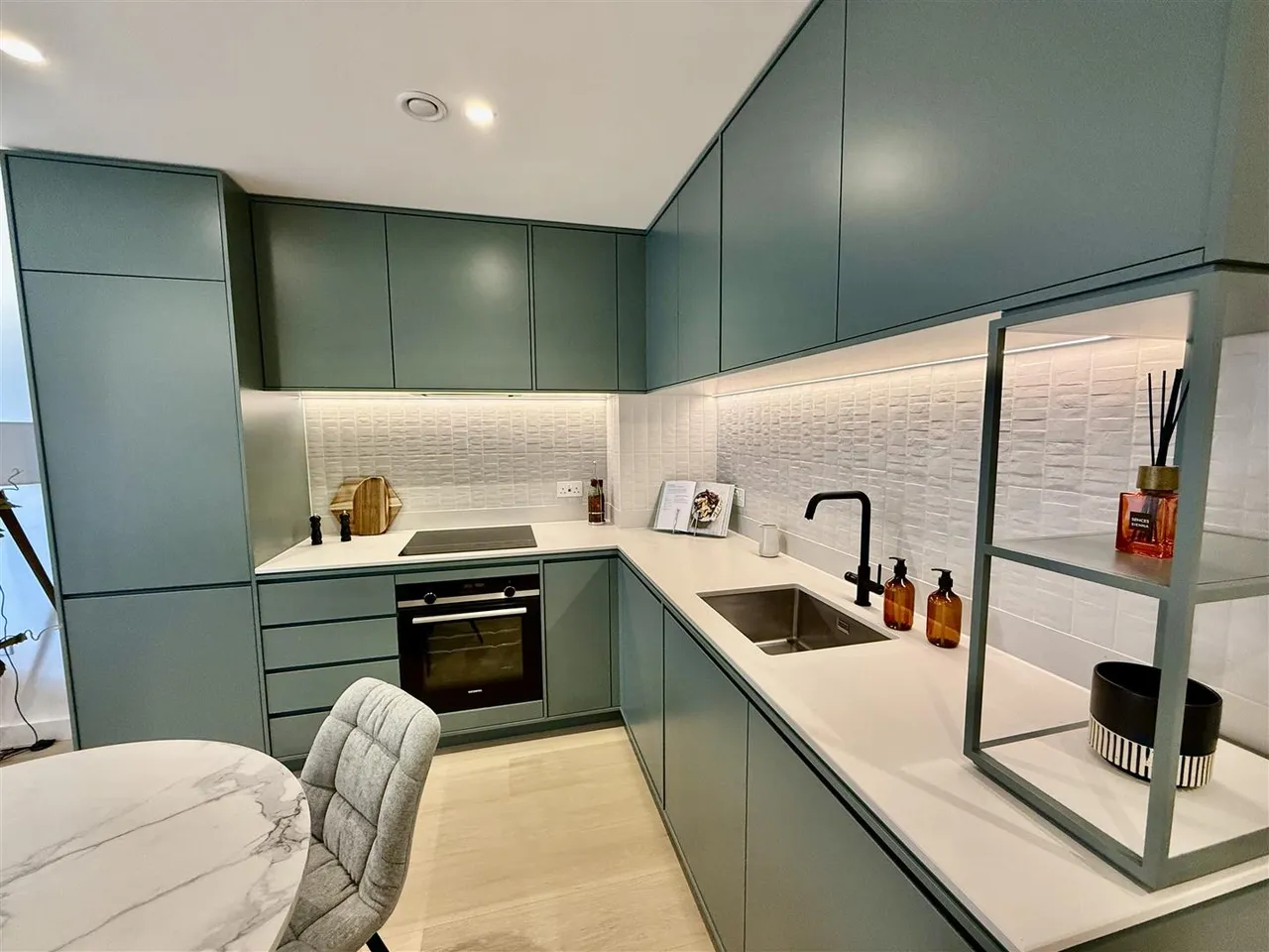 Parkview Avenue, London, NW2, photo 2