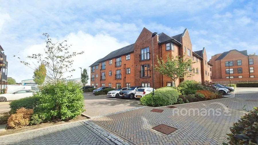 2 bed flat for sale, Lime Tree House, Carter Court, RG27