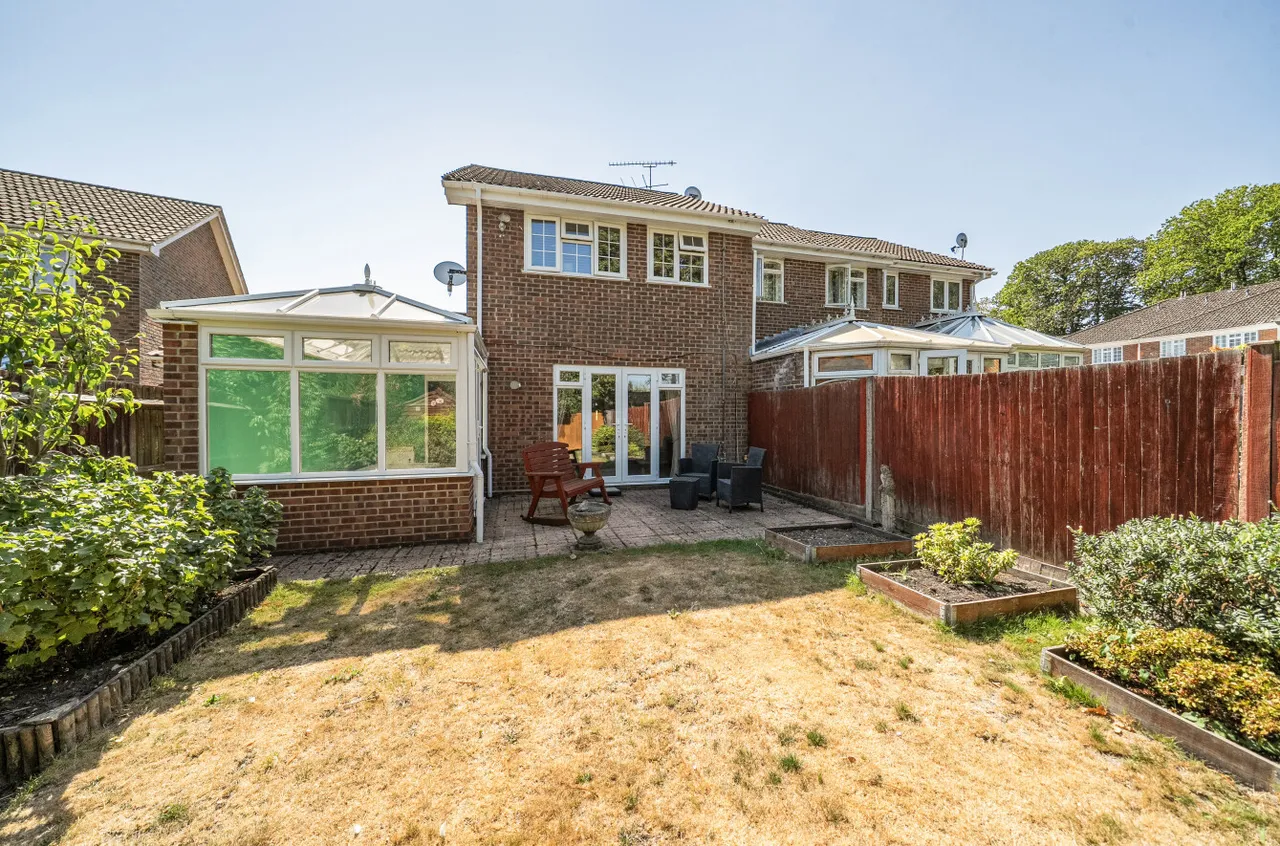 Hawkesworth Drive, Bagshot, Surrey, GU19 5QZ, photo 14