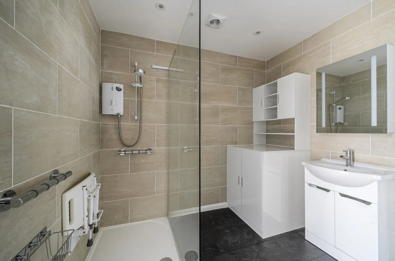 Hawkesworth Drive, Bagshot, Surrey, GU19 5QZ, photo 15