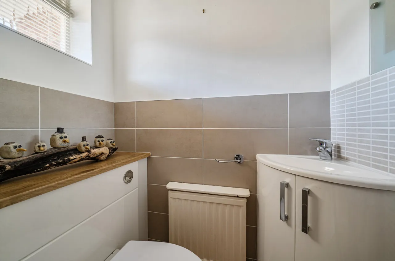 Hawkesworth Drive, Bagshot, Surrey, GU19 5QZ, photo 9