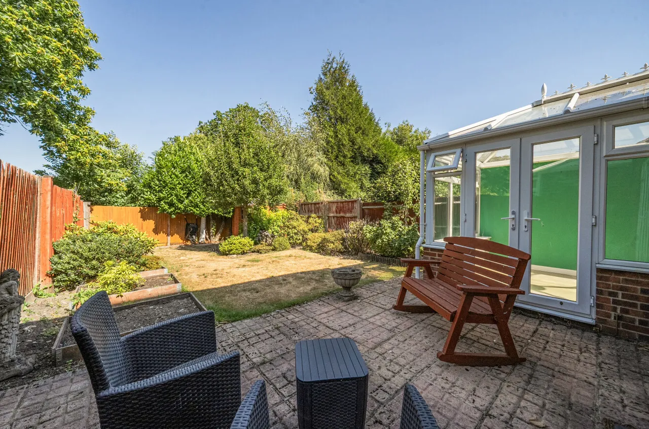 Hawkesworth Drive, Bagshot, Surrey, GU19 5QZ, photo 7