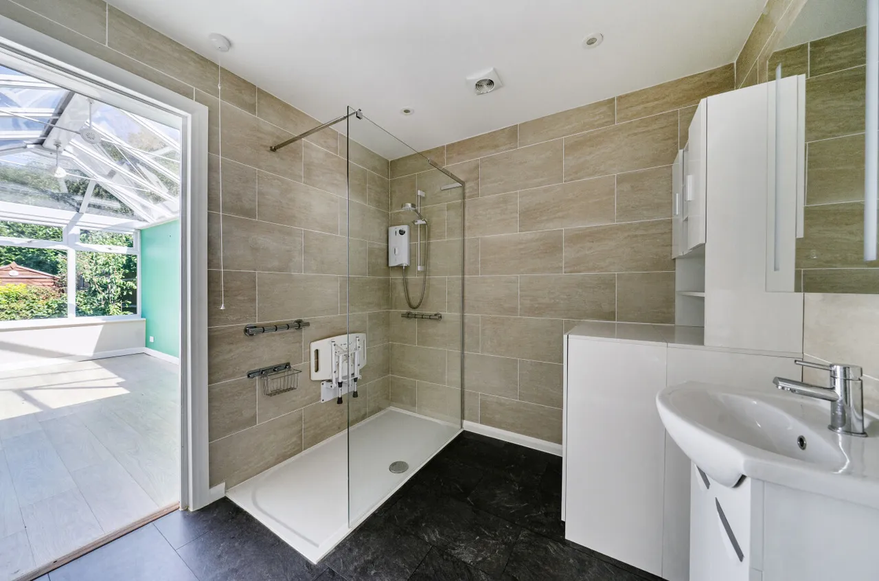 Hawkesworth Drive, Bagshot, Surrey, GU19 5QZ, photo 6