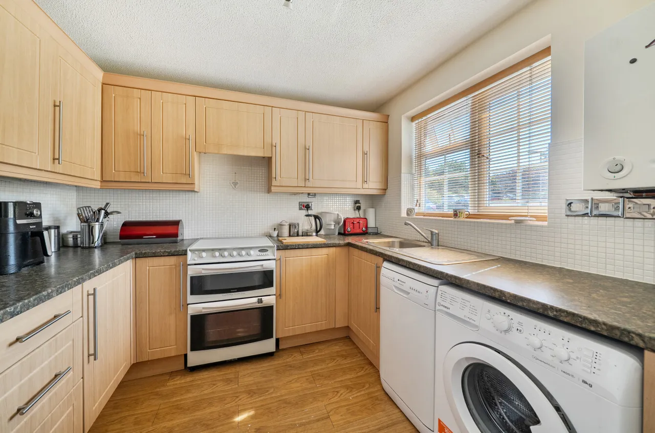 Hawkesworth Drive, Bagshot, Surrey, GU19 5QZ, photo 4