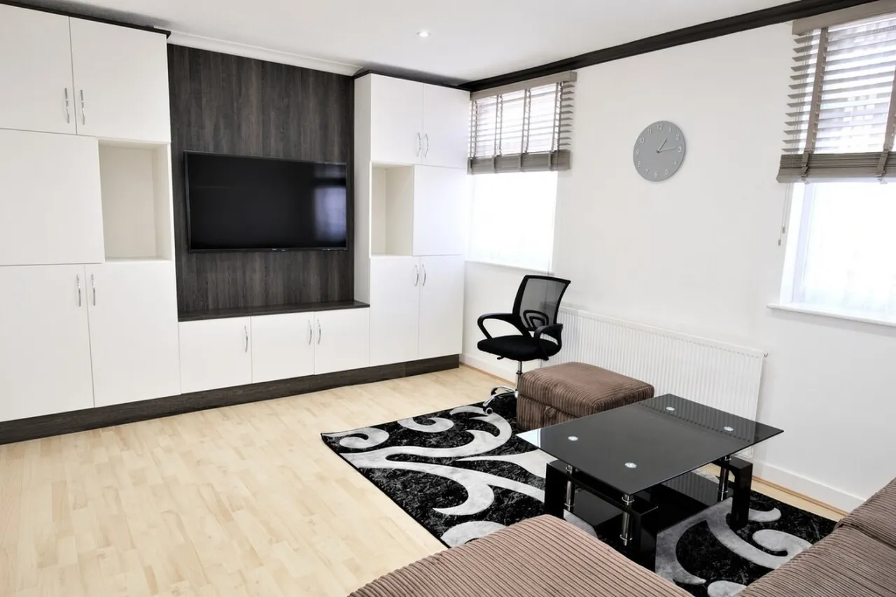 2 bed flat to rent, Feltham Hill Road, Ashford