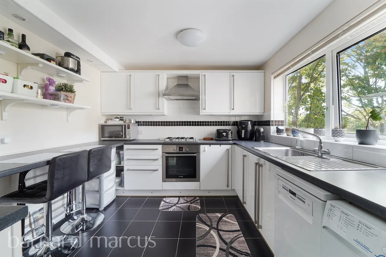 Teddington Close, Epsom, photo 4
