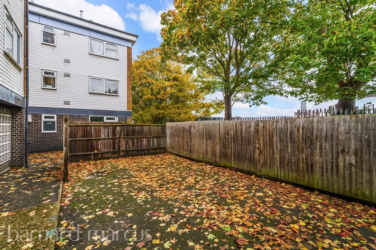 Teddington Close, Epsom, photo 8