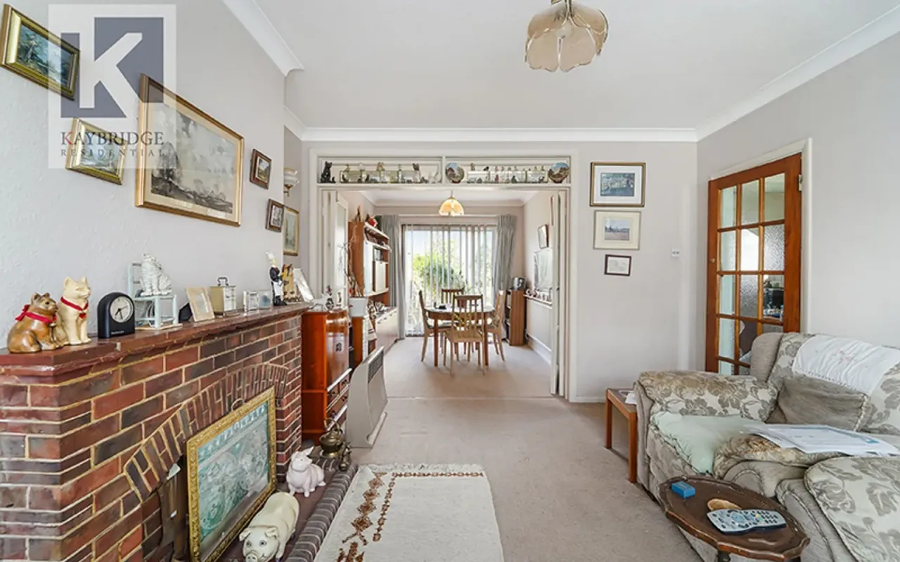 Cumberland Drive, Chessington, KT9, photo 3