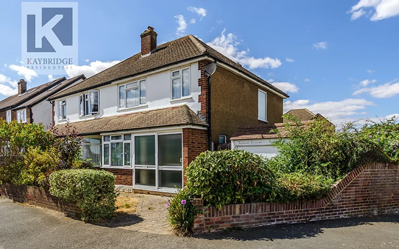 3 bed house for sale — Cumberland Drive, Chessington, KT9