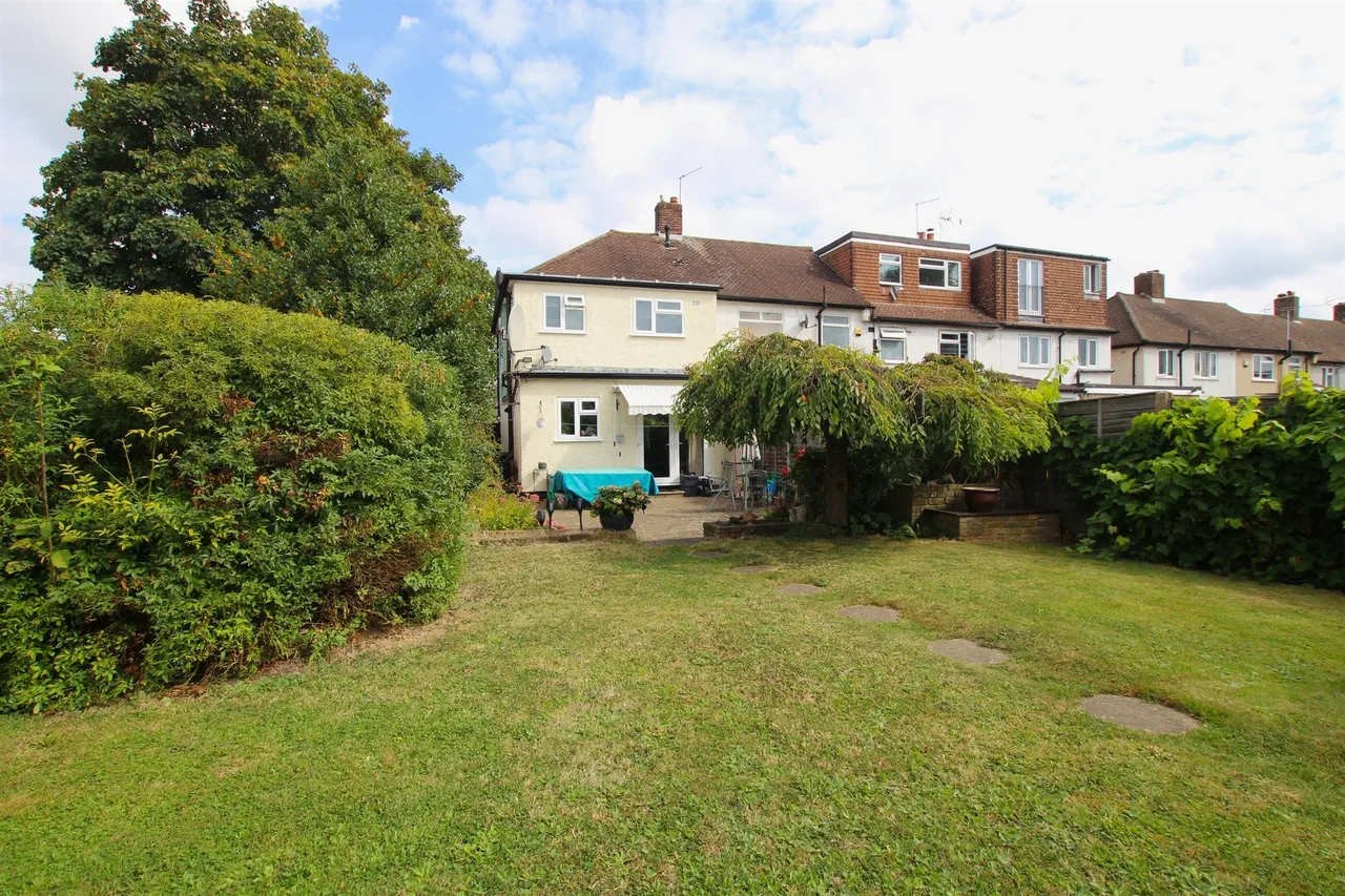 3 bed house for sale — Kenilworth Crescent, Enfield