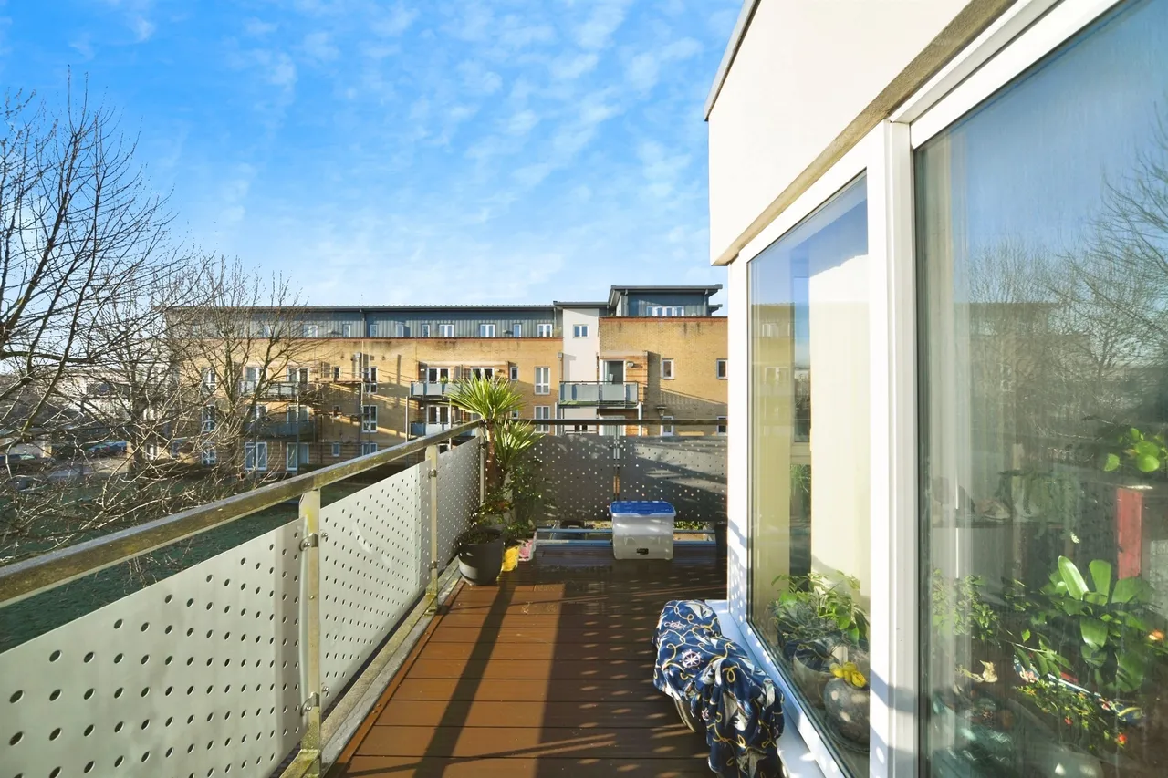 Metropolitan Station Approach, Watford, photo 7