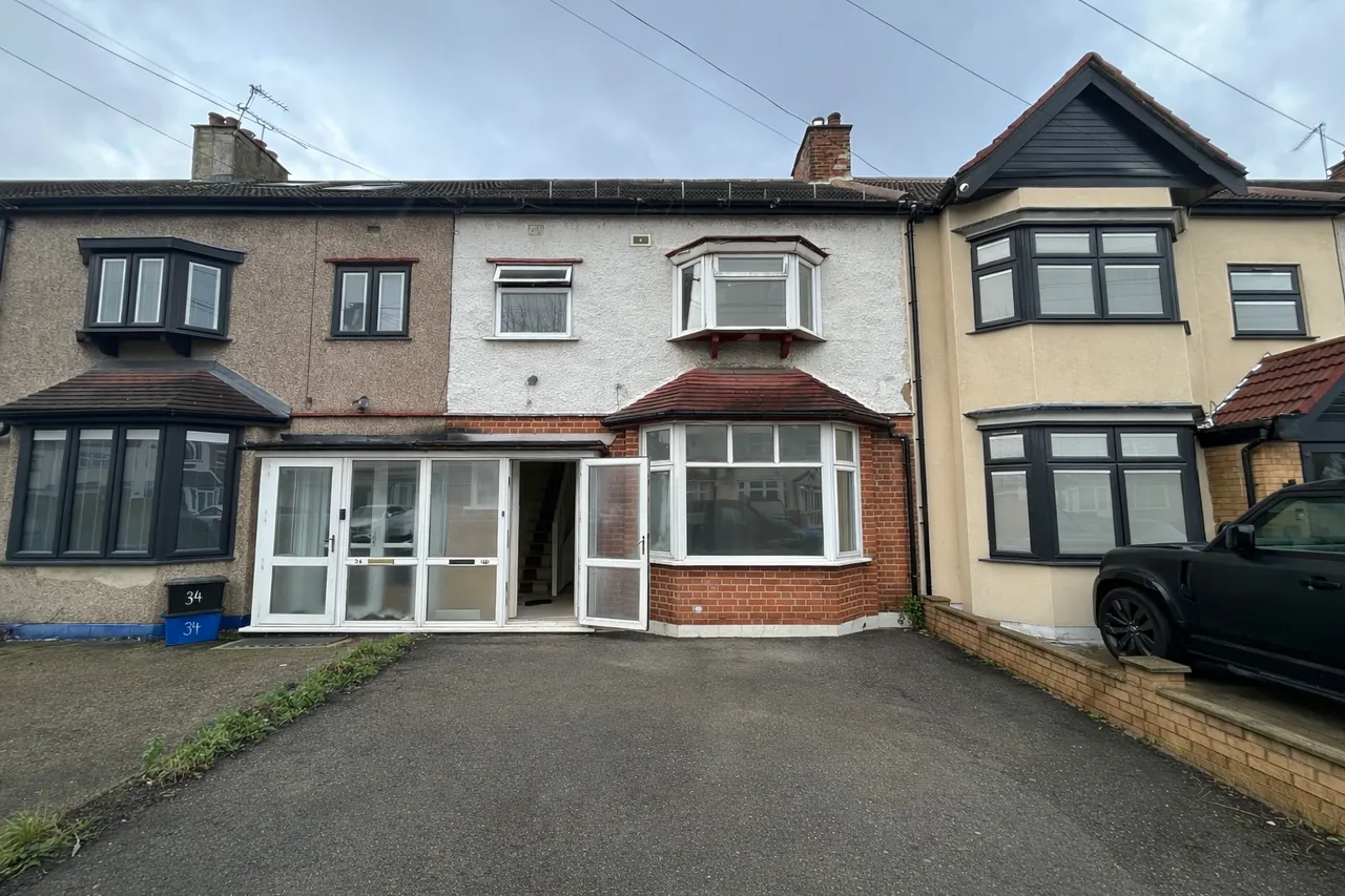 3 bed property to rent, Ilford, IG2