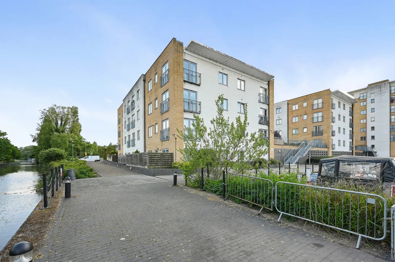 2 bed flat for sale, Waxlow Way, Northolt, UB5