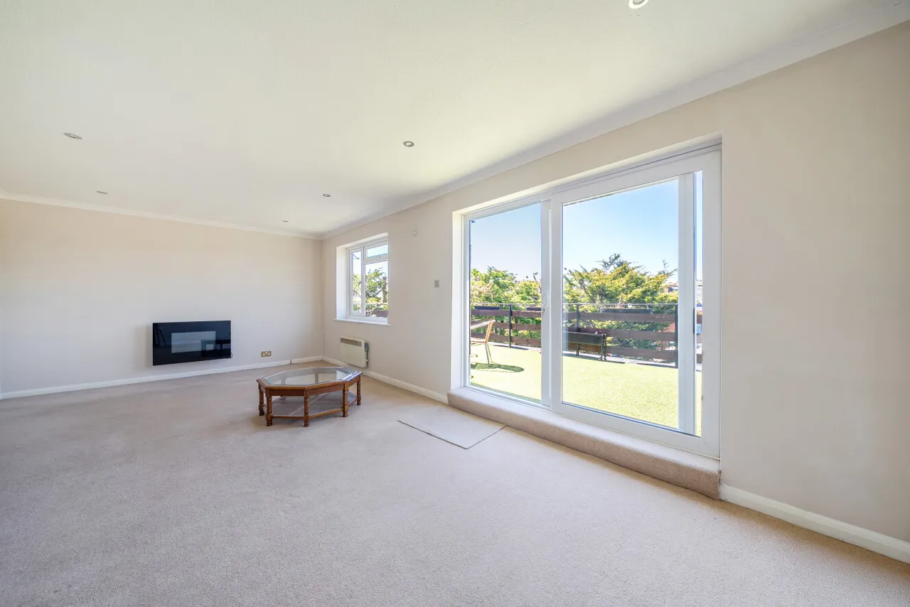 2 bed flat for sale — Grand Drive, Raynes Park, London, SW20