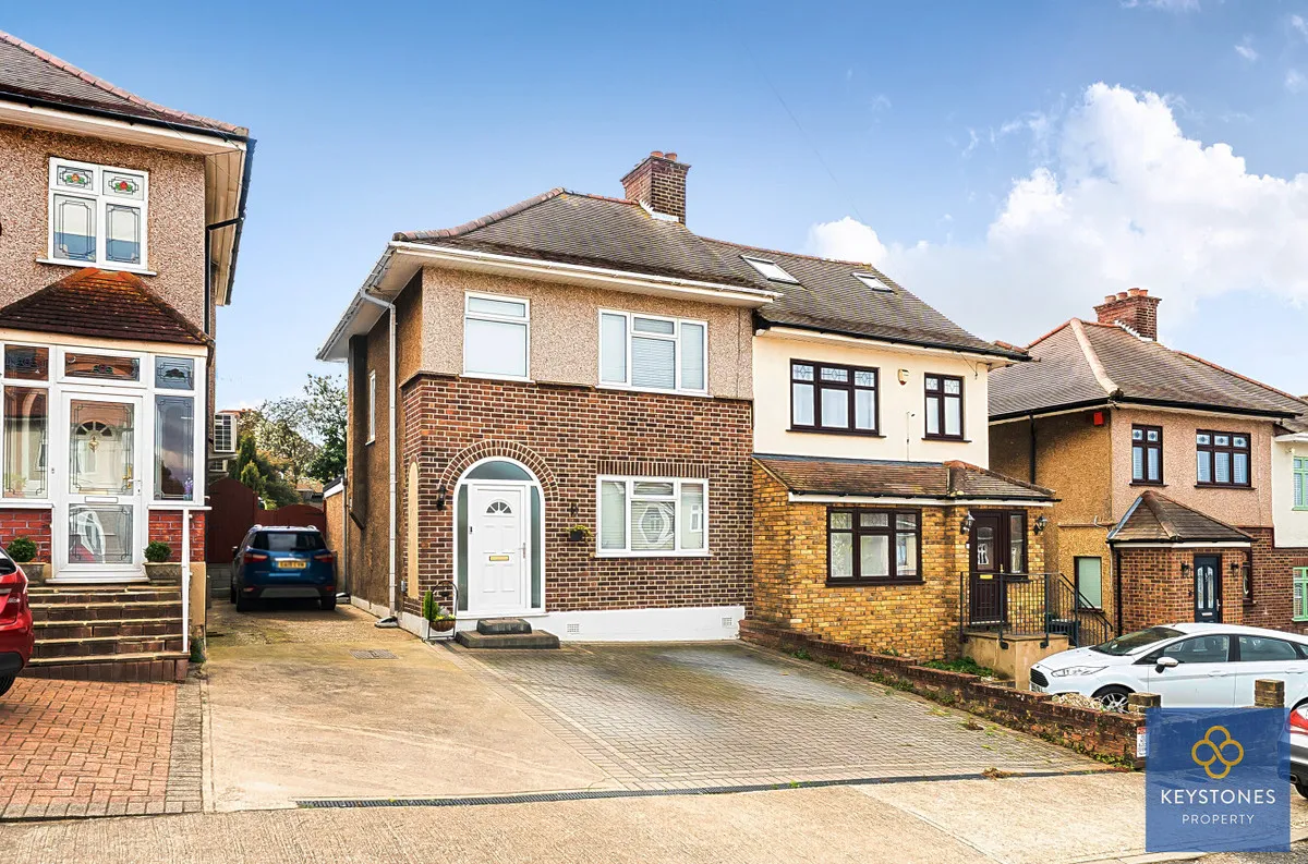 3 bed house for sale — Ravenswood Close, Romford, RM5 2UD